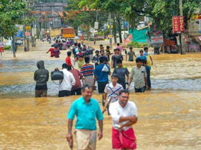 सड़कें पानी में डूबी हुई हैं