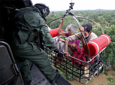 केरल में बाढ़ से भारी तबाही, पीड़ितों की मदद के लिए दूसरे राज्यों ने भी बढ़ाए हाथ