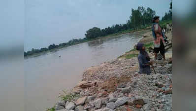हरदोई: गर्रा नदी में आई बाढ़ के खौफ से ग्रामीण तोड़ रहे मकान, डूब गई फसल