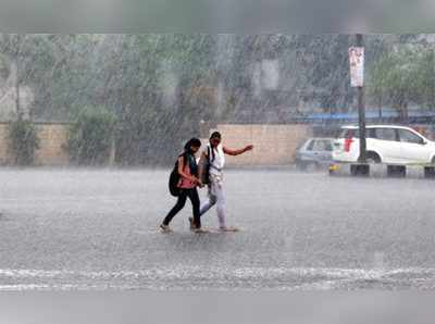 Andhra Rains: ఎగిసిపడుతున్న సముద్ర అలలు.. తెలుగు రాష్ట్రాల్లో భారీ వర్షాలు!