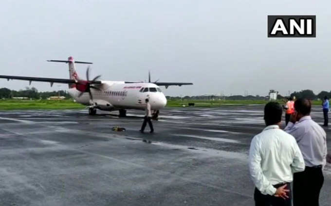 केरलः कोचिन इंटरनैशनल एयरपोर्ट के बाढ़ से प्रभावित होने के बाद आईएनएस गरुड़ कोच्चि नेवल एयर स्टेशन पर पहला कमर्शल फ्लाइट लैंड हुआ। (ANI)