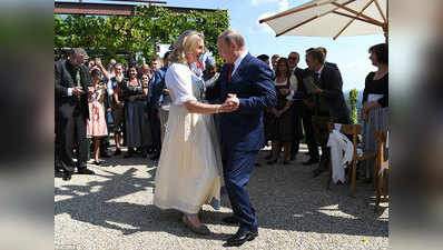 ऑस्ट्रिया की विदेश मंत्री की शादी में जमकर नाचे व्लादिमीर पुतिन