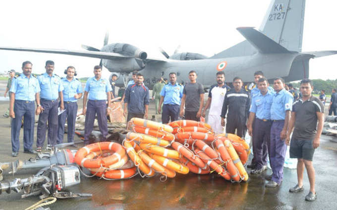 केरलः इंडियन कोस्ट गार्ड द्वारा राज्य भर में राहत और बचाव अभियान जारी। (ANI)