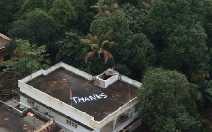 केरलः कोच्चि में एक घर की छत पर चित्रित एक धन्यवाद नोट, जहां से सीडीआर विजय वर्मा द्वारा संचालित नौसेना एएलएच ने 17 अगस्त को दो महिलाओं को बचाया था। (ANI)