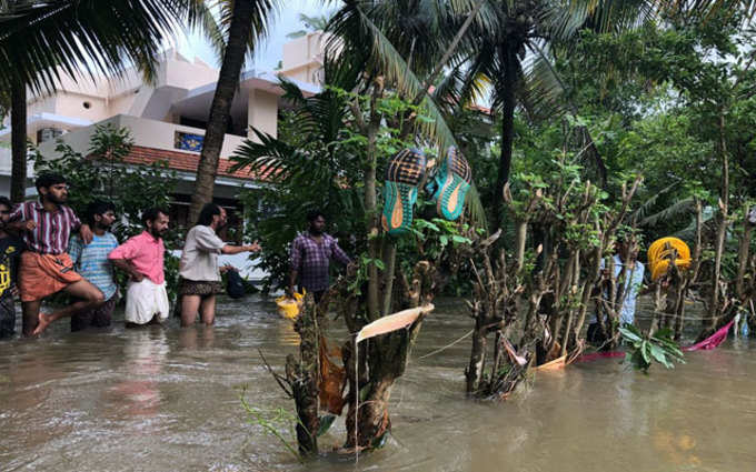 केरलः भारतीय नौसेना के बचाव दल ने त्रिशूर में 6 रस्सियों की मदद से कल 109 लोगों को बचाया जो एक पुल गिरने के बाद दूसरी तरफ फंसे हुए थे। (ANI)