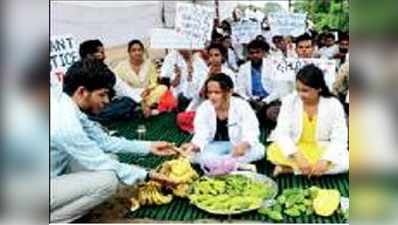हड़ताल पर बैठे डॉक्टरों ने केरल बाढ़ पीड़ितों की मदद के लिए बेचे फल-सब्जियां