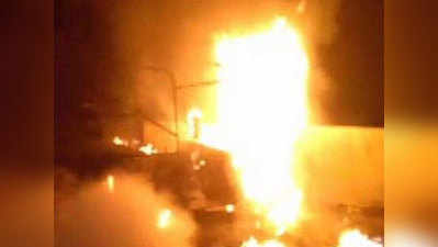 मथुराः गो तस्करी के शक में नैशनल हाइवे पर वाहन में लगाई आग