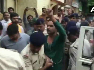 विडियो: मंदसौर गैंगरेप के दोषी को बीजेपी नेता ने कोर्ट के बाहर जड़ा थप्पड़