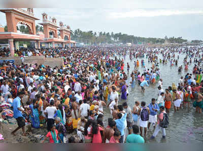Aadi Amavasai 2018: ஆடி அமாவாசை: ராமேஸ்வரத்தில் லட்சகணக்கான பக்தர்கள் புனித நீராடல்!