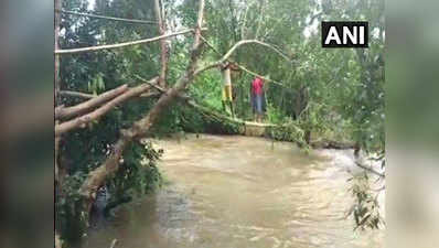 ओड‍िशा: सरकार ने ब्र‍िज नहीं बनवाया तो बांस से ही बना ल‍िया पुल