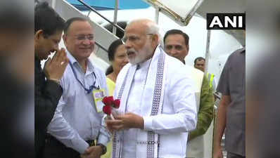 गुजरात: सूरत पहुंचे प्रधानमंत्री नरेंद्र मोदी, करेंगे कई योजनाओं का उद्घाटन