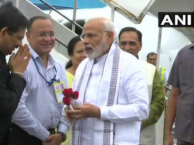 गुजरात: सूरत पहुंचे प्रधानमंत्री नरेंद्र मोदी, करेंगे कई योजनाओं का उद्घाटन