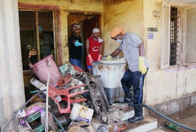 ആലുവയിൽ പ്രളയത്തിൽ നശിച്ച വീട് പുനരുദ്ധരിക്കുന്ന സന്നദ്ധസേവകർ