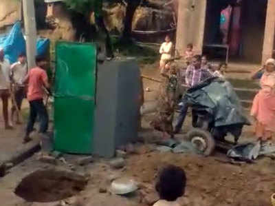 यूपी: दबंगों ने गिराया नवनिर्मित शौचालय, विडियो वायरल