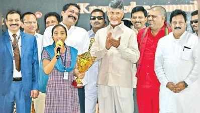 తన ప్రసంగంతో సీఎంను ఆకట్టుకున్న విద్యార్థిని.. చంద్రబాబు రూ.5 లక్షల నజరానా