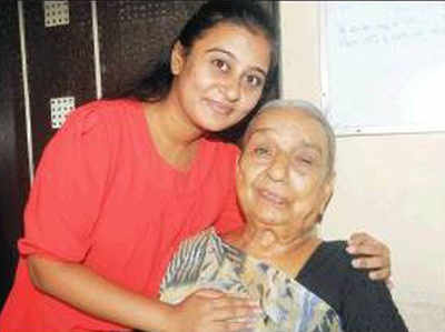 तस्वीर वायरल होने पर गुजरात की दादी बोलीं, अपनी मर्जी से गई ओल्ड एज होम