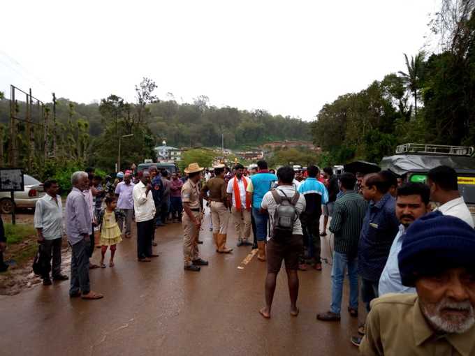 ಅಹವಾಲು ಸಲ್ಲಿಸಲು ಜನರ ಕ್ಯೂ