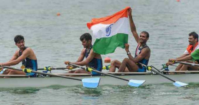 नौकायन में स्वर्ण जीतने के बाद भारतीय टीम