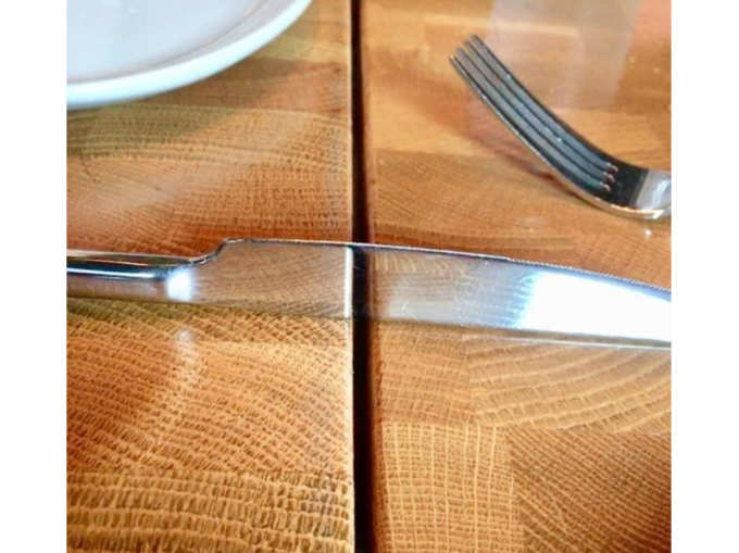 मेज अलग या चाकू...