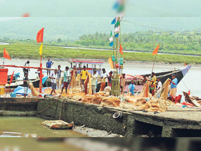 बोटींची पूजा करण्यात येते