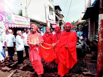 ಜೋಳಿಗೆ ಹಿಡಿದು ಶ್ರೀಗಳಿಂದ ಸಂತ್ರಸ್ಥರಿಗೆ ನೆರವು ಸಂಗ್ರಹ