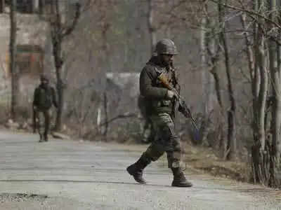 काश्मीरः चकमकीनंतर ४ दहशतवाद्यांना अटक