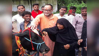 बीजेपी एमएलसी बुक्कल नवाब ने मुस्लिम महिलाओं के साथ गाय को बांधी राखी, लिया गोरक्षा का संकल्प