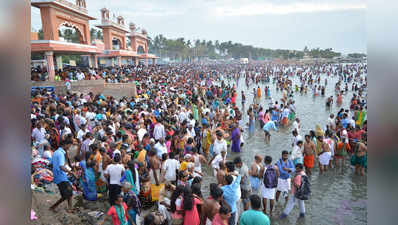 Aadi Amavasai 2018: ஆடி அமாவாசை: ராமேஸ்வரத்தில் லட்சகணக்கான பக்தர்கள் புனித நீராடல்!