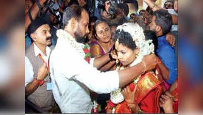 कर्नाटक: बाढ़ ने छीना घर, राहत कैंप में बनी दुल्हन, गम भुला शादी में शामिल हुए सैकड़ों