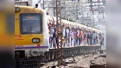 मुंबई: लोकल के टिकट के लिए यात्रियों पर बोझ, बुकिंग सेवक की दोगुनी होगी कमाई