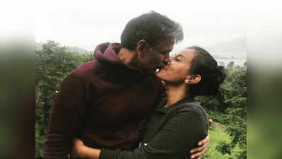 अंकिता ने पति मिलिंद सोमन को किया किस, शेयर किया रोमांटिक फोटो
