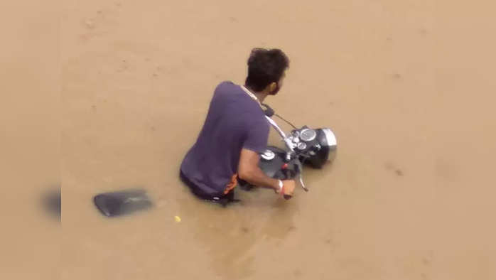 LIVE: दिल्ली-गुड़गांव में भारी बारिश, कई हिस्सों में लगा जाम