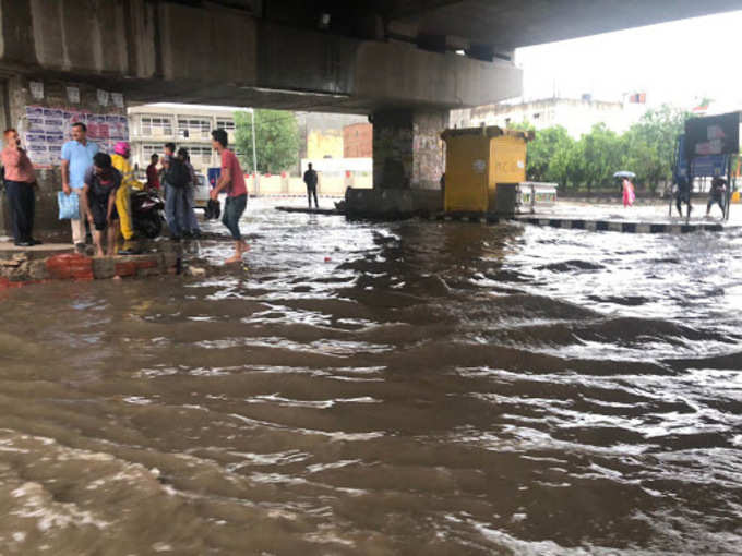 दिल्ली में बीती रात भारी बारिश के बाद द्वारका-पालम फ्लाइओवर के पास हुआ जलभराव।