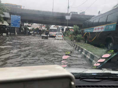 दिल्ली में सुबह से ही झमाझम बारिश, कई इलाकों में भरा पानी, जाम से सड़कों पर फंसे लोग