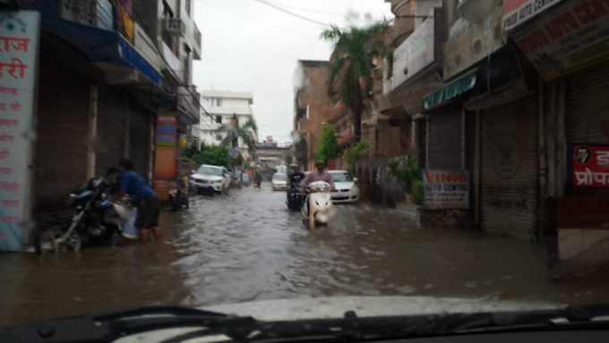 दिल्ली में भारी बारिश के बाद उत्तम नगर इलाके की सड़कों का हाल ऐसा दिखा।