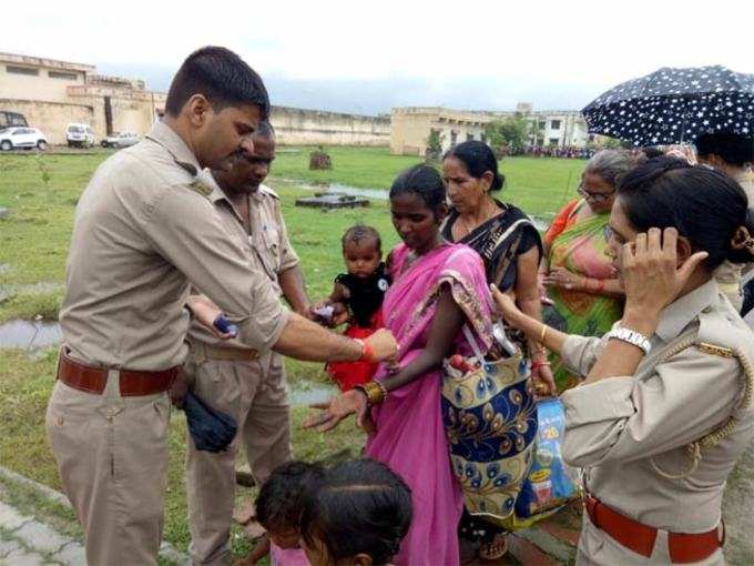 रक्षाबंधन पर पुलिसवालों को महिलाओं ने बांधी थीं राखी