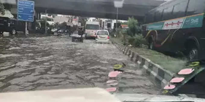 दिल्ली में झमाझम बारिश, कई इलाकों में भरा पानी, जाम से सड़कों पर फंसे लोग। क्लिक कर पढ़ें पूरी खबर...