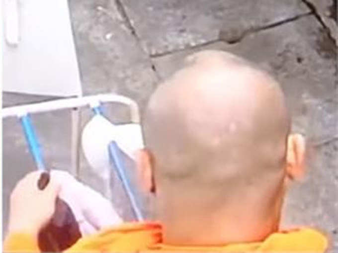 महिलाओं के अंडर गार्मेंट्स चुराते दिखा बौद्ध भिक्षु