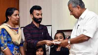 ലോട്ടറി അടിച്ച പണം പ്രളയ ബാധിതർക്ക്; മാതൃകയായി ഒരു കുടുംബം