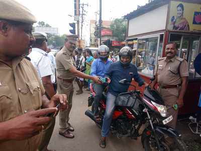 பின்னிருக்கையில் ஹெல்மெட் அணிந்து வந்தவர்களுக்கு பரிசுகள் வழங்கிய இன்ஸ்பெக்டர்!