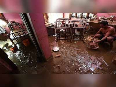 Kerala Floods: பாதிக்கப்பட்ட வீடுகளை சுத்தம் செய்ய ரூ.20 ஆயிரம் கேட்கும் கொள்ளைக் கும்பல்!!