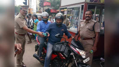 मदुरै: चालक के साथ बाइक पर हेल्मेट पहनकर बैठने वालों को पुलिस का तोहफा