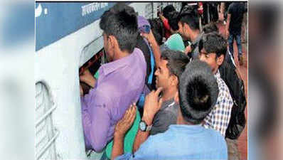 इंदौर-पटना में जमकर तोड़फोड़, आरक्षित कोच में घुसी भीड़, सहमे यात्री