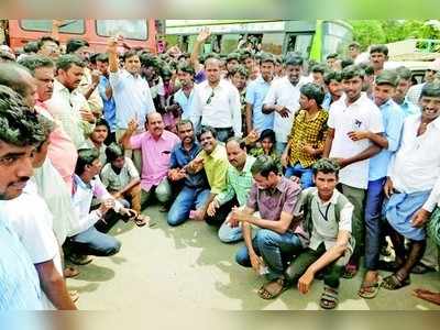 ವಿದ್ಯಾರ್ಥಿಗಳಿಂದ ರಸ್ತೆ ಸಂಚಾರ ತಡೆದು ಪ್ರತಿಭಟನೆ