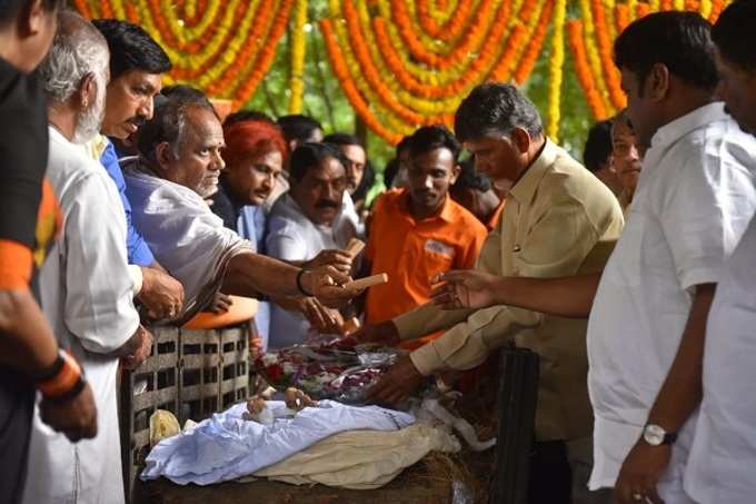 హరికృష్ణ అంతిమ సంస్కారాలు