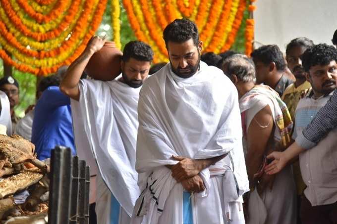 హరికృష్ణ అంతిమ సంస్కారాలు