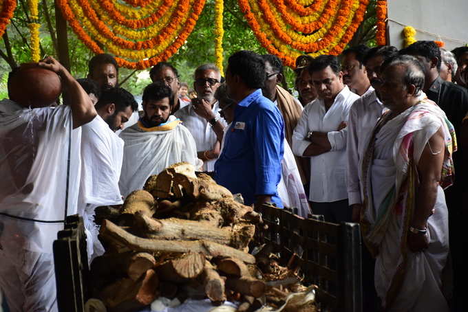 హరికృష్ణ అంతిమ సంస్కారాలు