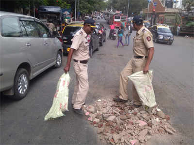 खड्डे भरण्यासाठी पोलिस सरसावले