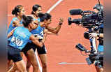 एशियन गेम्स: 4x400 मीटर दौड़ में प्रथम भारत, गोल्डवीर बेटियों ने ऐसे मनाया जश्न