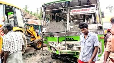 എറണാകുളത്ത് സ്വകാര്യ ബസ് ടിപ്പര്‍ ലോറിയിലിടിച്ച് അപകടം